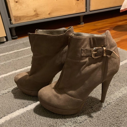 Beige ankle boots used with buckle and zipper size 40