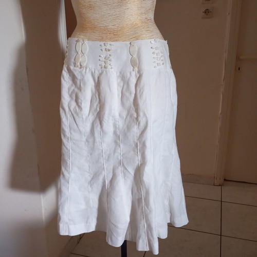 Artisti Italiani linen skirt size 40 like new with mother pearl details