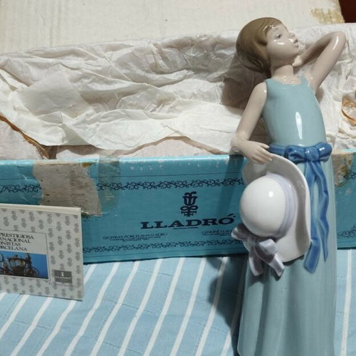 Lladro 5010 Prissy Girl πορσελάνινο αγαλματίδιο με καπέλο