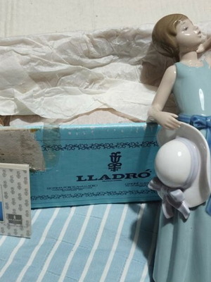 Lladro 5010 Prissy Girl πορσελάνινο αγαλματίδιο με καπέλο