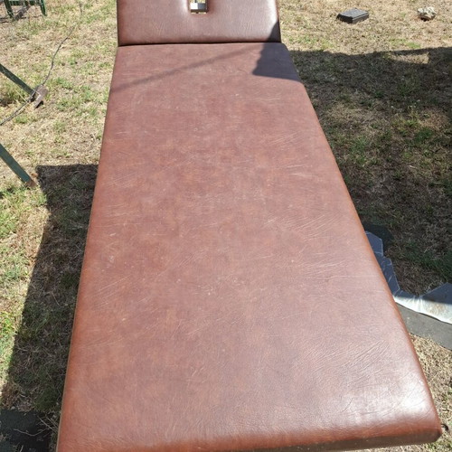Massage table used, good condition