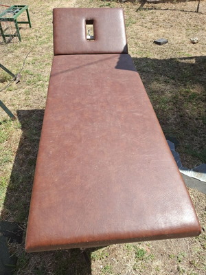 Massage table used, good condition