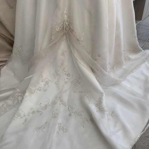 Wedding dress like new with pearls and embroidery, size L