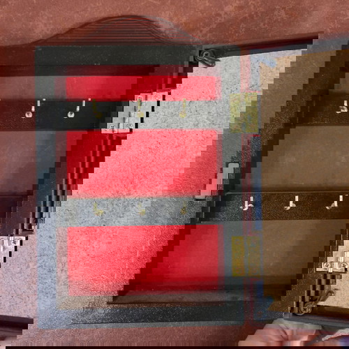 Κοσμηματοθήκη/Κλειδοθήκη με κόκκινη τσόχα και λουλούδια σε άριστη κατάσταση