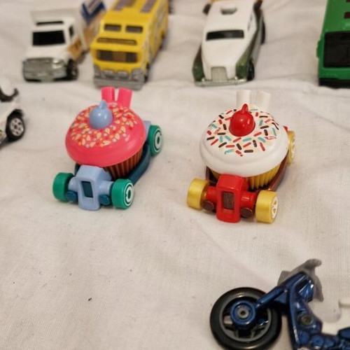 Hot Wheels toy cars like new
