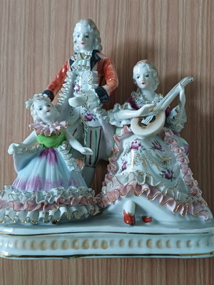 Vintage decorative figurine happy family like new, Japanese porcelain 1960