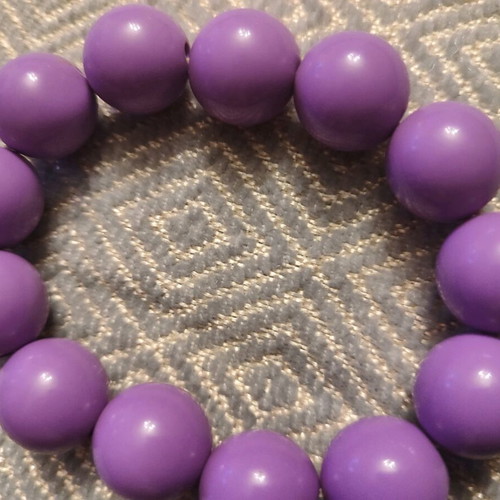 Elastic bracelet purple like new with large beads