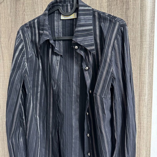 Women's shirt XL in excellent condition with detailed buttons