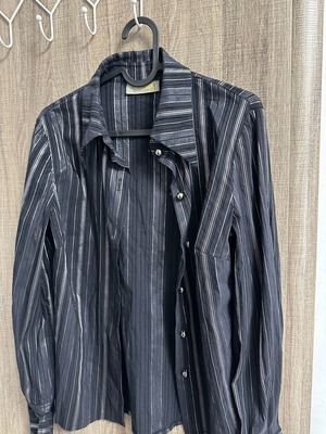Women's shirt XL in excellent condition with detailed buttons