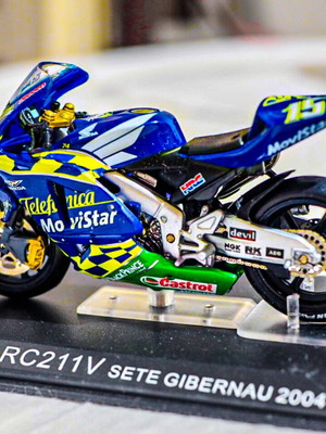 Honda RC211V Sete Gibernau 2004 MotoGP collectible miniature like new