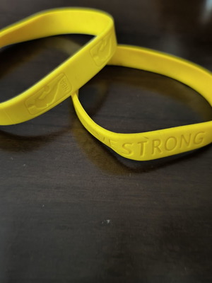 Set of 2 yellow silicone bracelets (LIVESTRONG & NBA)
