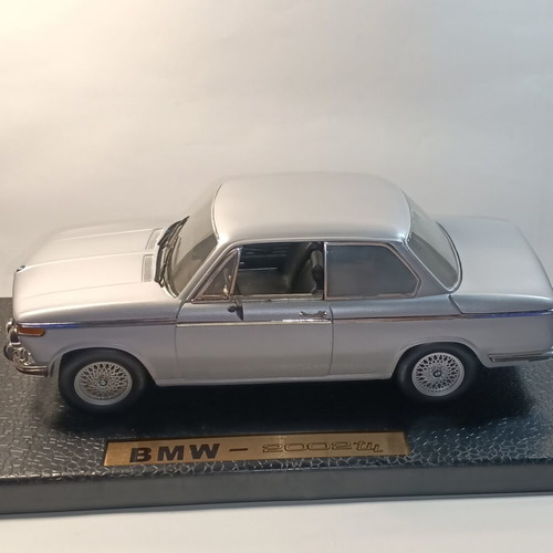 BMW 2002 tii 1/18 scale model refurbished