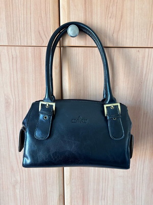 Leather shoulder bag black like new