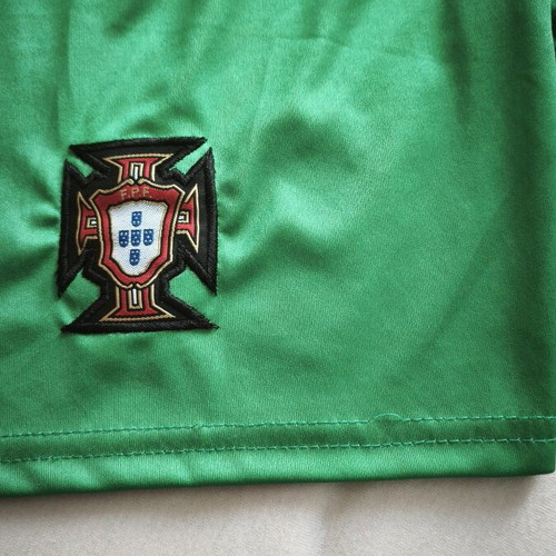 Children's sports shorts size 140 green like new