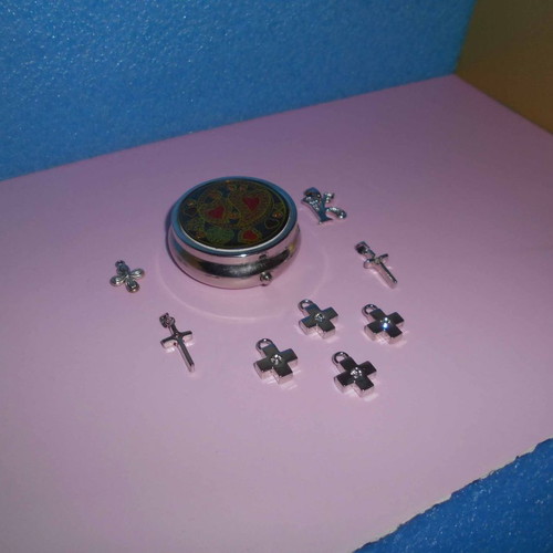 Necklace crosses used, 7 pieces, 1 monogram and metal storage box