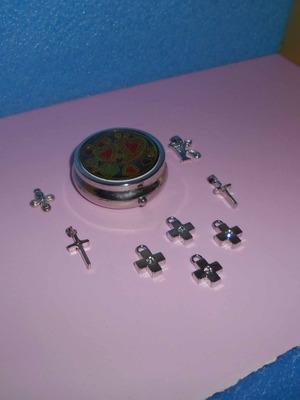 Necklace crosses used, 7 pieces, 1 monogram and metal storage box