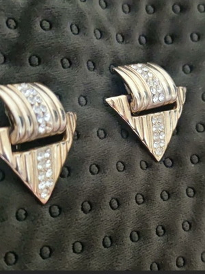 Vintage 80s earrings used, missing one stone