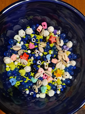 Beads mix 173g acrylic, wood, rubber, shells like new
