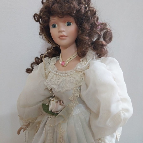Vintage collectible porcelain doll princess like new