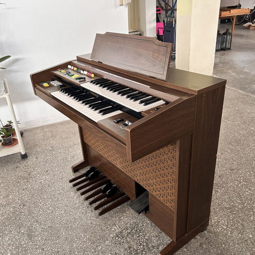 Yamaha vintage electric organ used, wooden construction