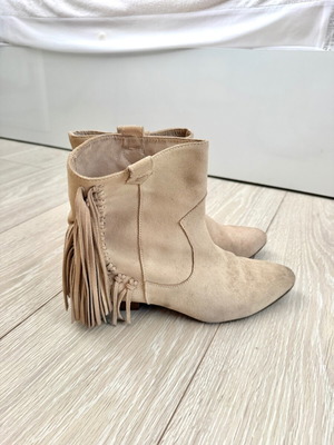 Cowboy suede ankle boots with fringe Zara used, beige leather