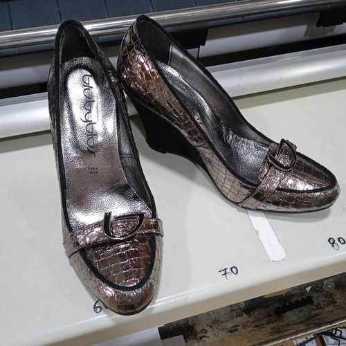 Byblos pumps used, size 37, black metallic color