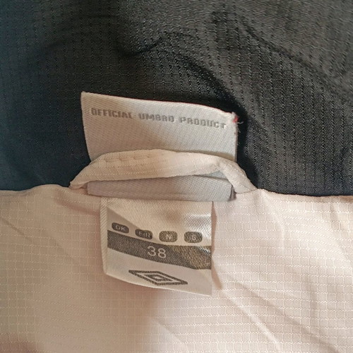 Vintage μπουφάν Umbro γυναικείο σαν καινούργιο, μέγεθος 38, με αποσπώμενη κουκούλα