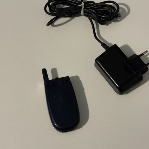 Vintage LG C2200 flip phone (2004), blue, with camera