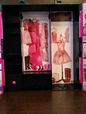 Ντουλάπα Barbie και 10 κούκλες Barbie μεταχειρισμένες