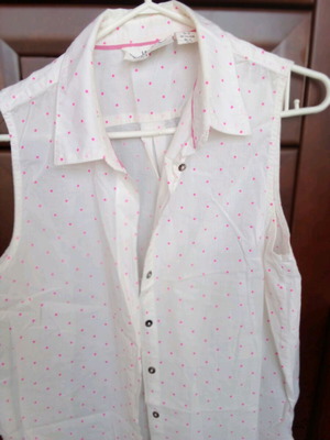 Women's white sleeveless shirt like new