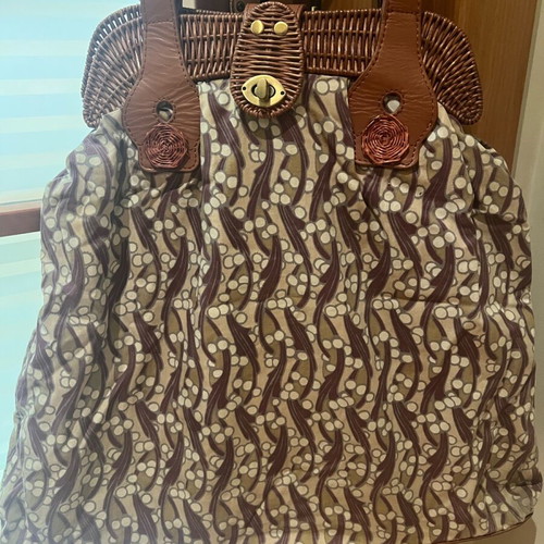 Hoss fabric printed bag like new with bamboo details