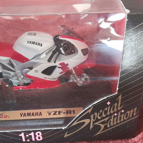 Yamaha YZF-R1 1:18 new, 90s edition