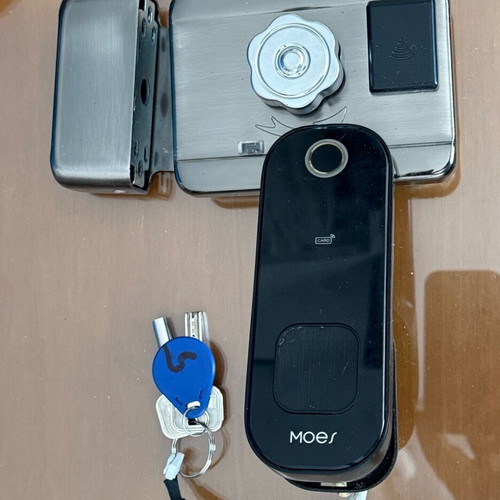 Moes WDL-R5-2 Smart WiFi Lock like new, fingerprint, pin, key, app, card, pack of 3