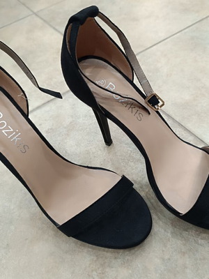 Bozikis black sandals like new, size 39, castor material