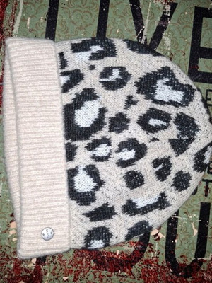Garcia knit cap like new, black and white, very warm