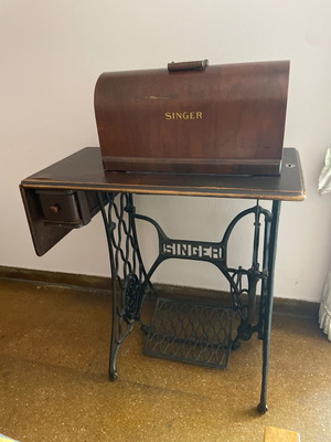 Singer 1960 foot-powered sewing machine used, wooden cover and table