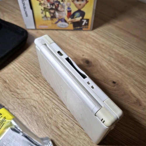 Nintendo DS Lite White like new with new battery and game