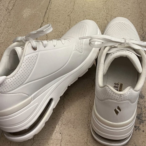 Skechers Los Angeles white sneakers new, athletic style