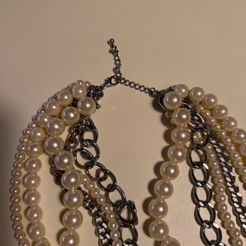 Women's necklace with pearls and chains like new, white and silver