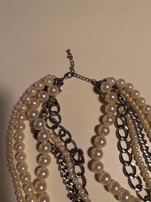 Women's necklace with pearls and chains like new, white and silver