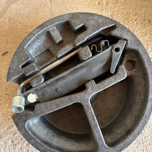 Mitsubishi cz3 2008 car spare tire like new with jack and cap