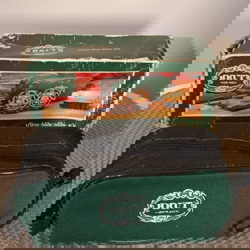 Σετ περιποίησης παπουτσιών ταξιδιού "BRUT FOR MEN" σε τσαντάκι, μέσα στη θήκη του.