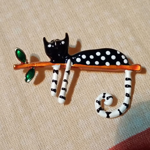 Cat Brooch new, black and white, unisex