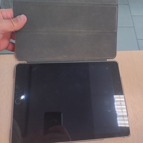 iPad Air 2 like new with free case