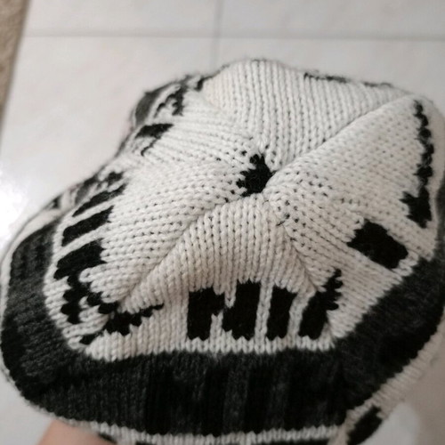 Nike beanie in white, black and grey, like new, unisex