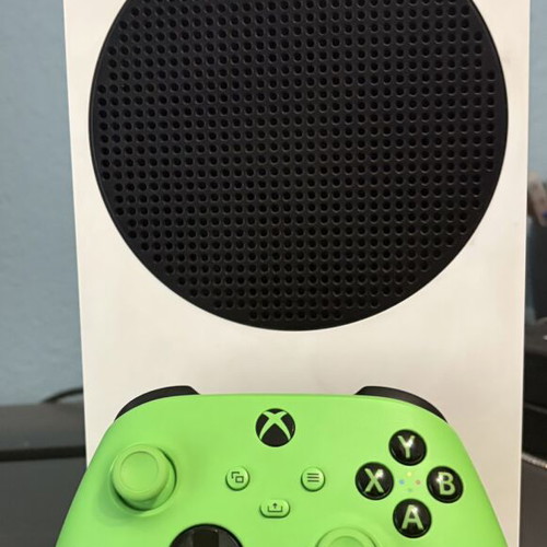 Xbox Series S console with 1 controller and rechargeable battery