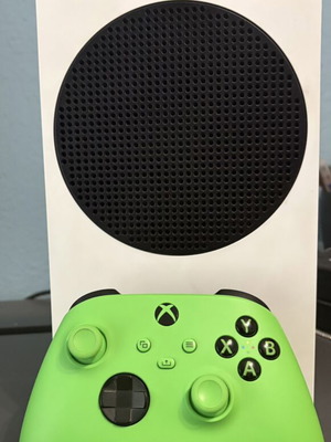 Xbox Series S console with 1 controller and rechargeable battery