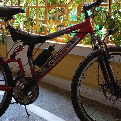 Cross mountain bike like new, 26 inch, disc brakes, front and rear suspension, red