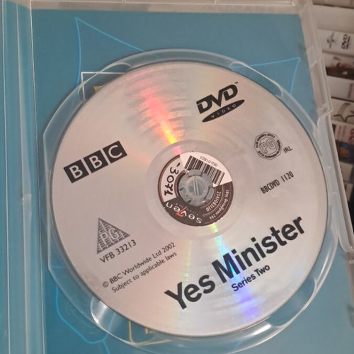 Yes Minister 2 DVD used, comedy social with subtitles