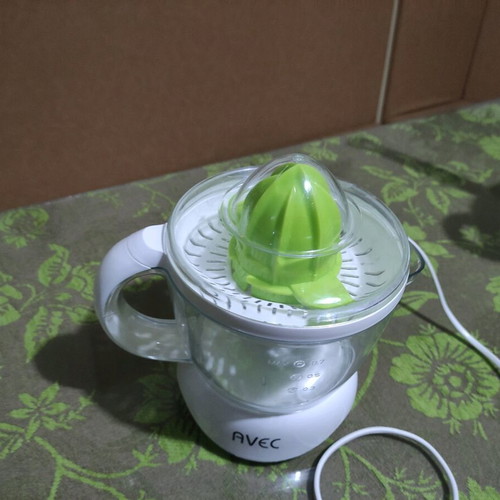 Avec electric juicer like new, 25 Watt, 700 mL